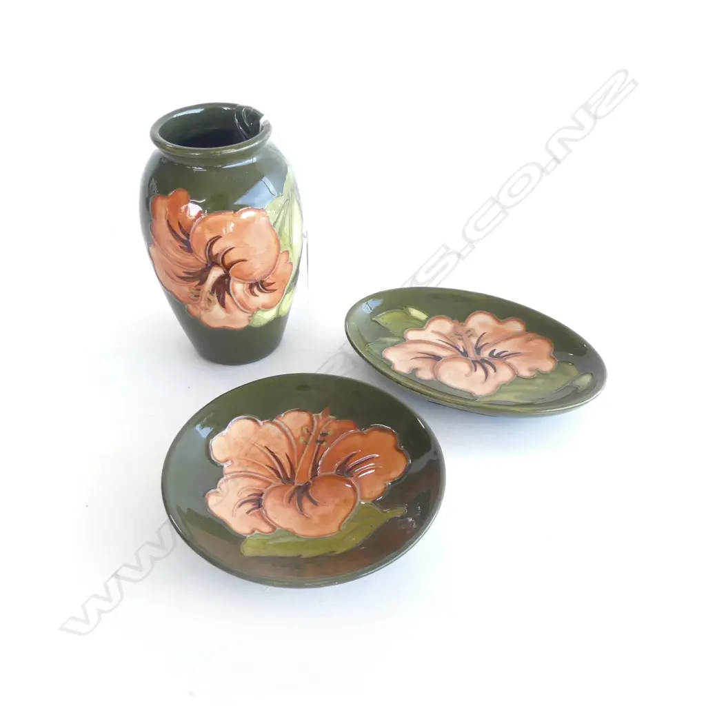 3 PC MOORCROFT HIBISCUS; SM VASE H.105mm & 2 SM DISHES (round dish sm chip to foot) Image 1++