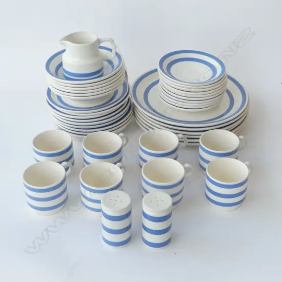 IRISH CARRIGHOUN POTTERY INCL. 6 DINNER PLATES 260mm dia