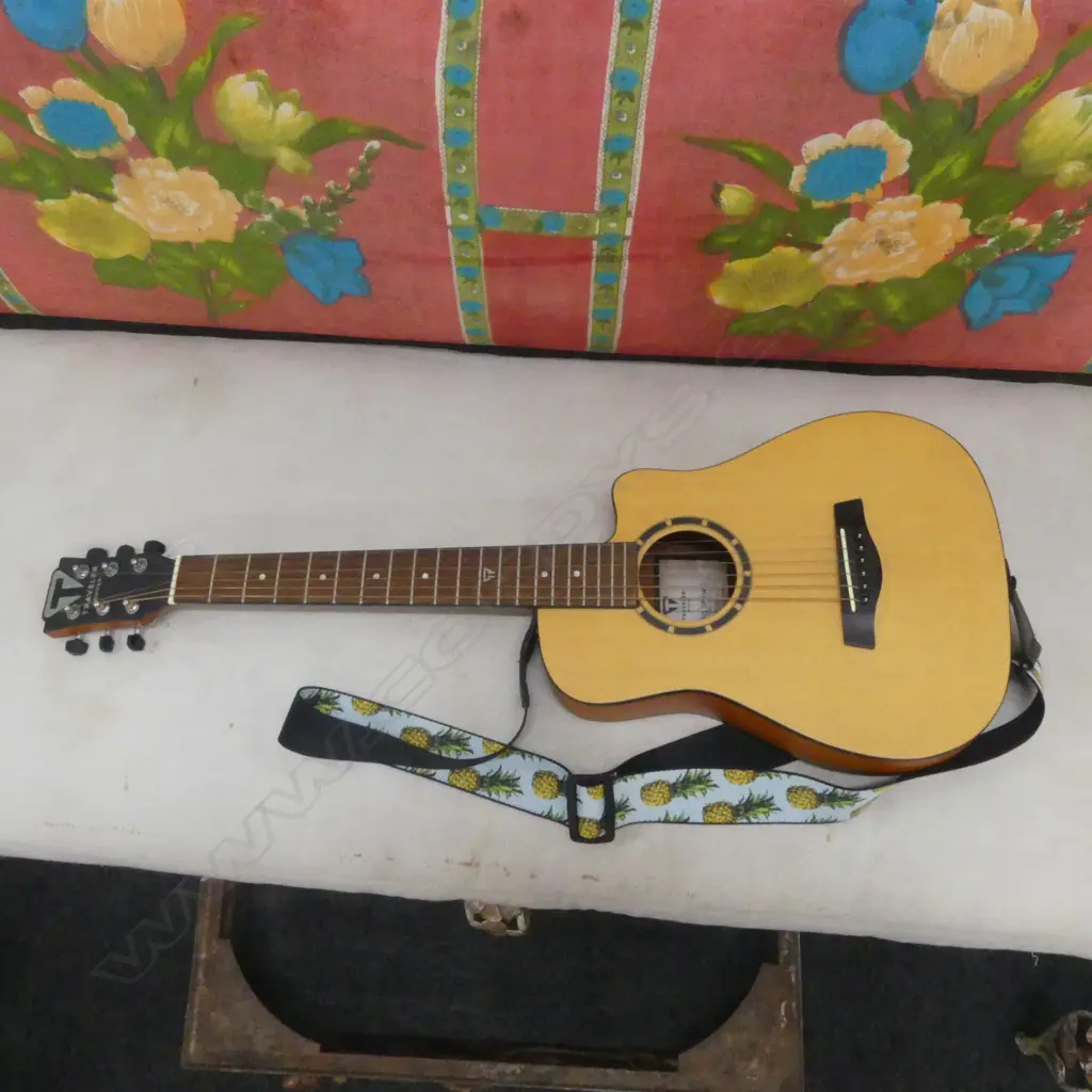 'TRAVELER' ACOUSTIC  GUITAR L.840mm Image 1++