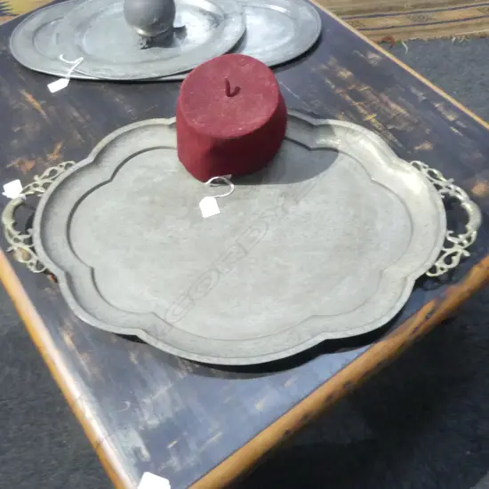 LARGE EASTERN BRASS TRAY L720MM & EGYPTIAN FEZ