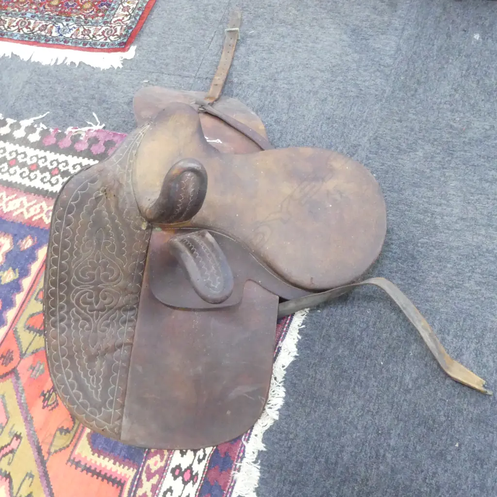 VINTAGE LEATHER SADDLE Image 1++