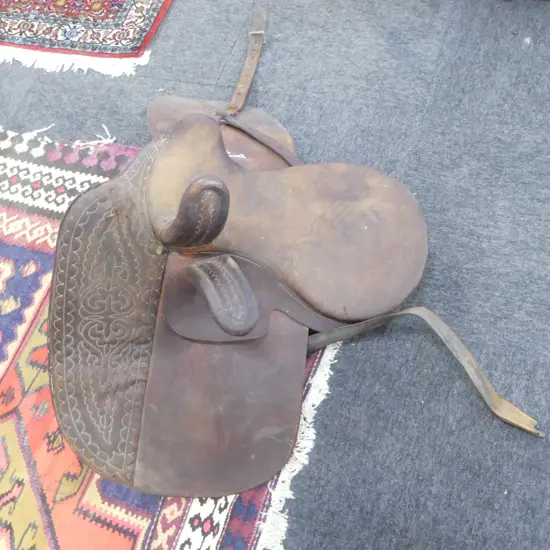 VINTAGE LEATHER SADDLE