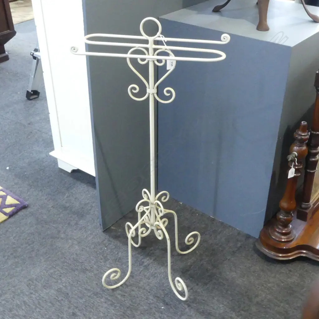 WHITE PAINTED METAL TOWEL HOLDER H.875mm Image 1++