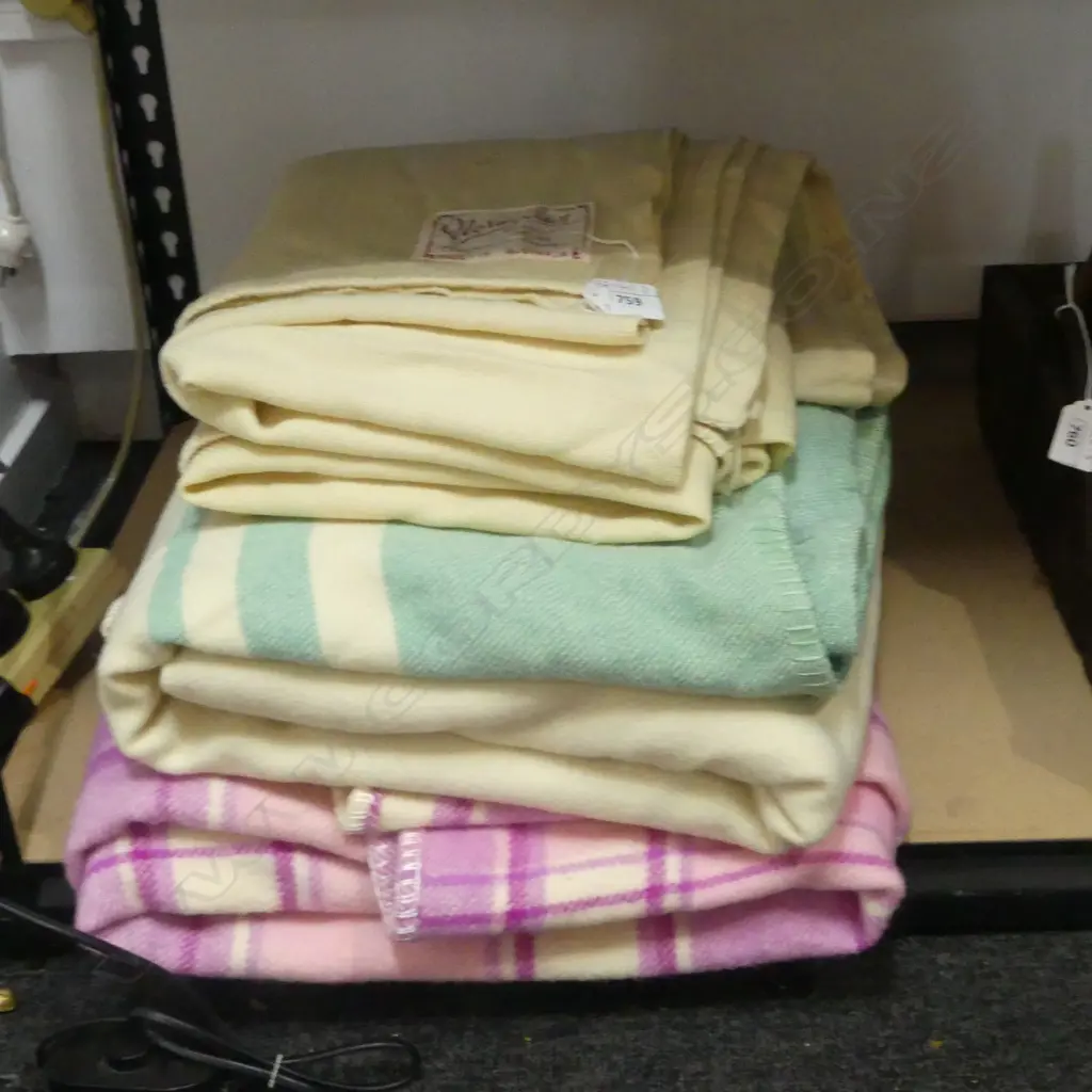 3 VINTAGE WOOL BLANKETS Image 1++