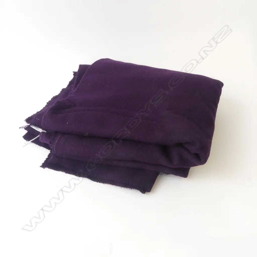 AS NEW 3m LENGTH OF QUALITY GRAPE TONED FABRIC Image 1++