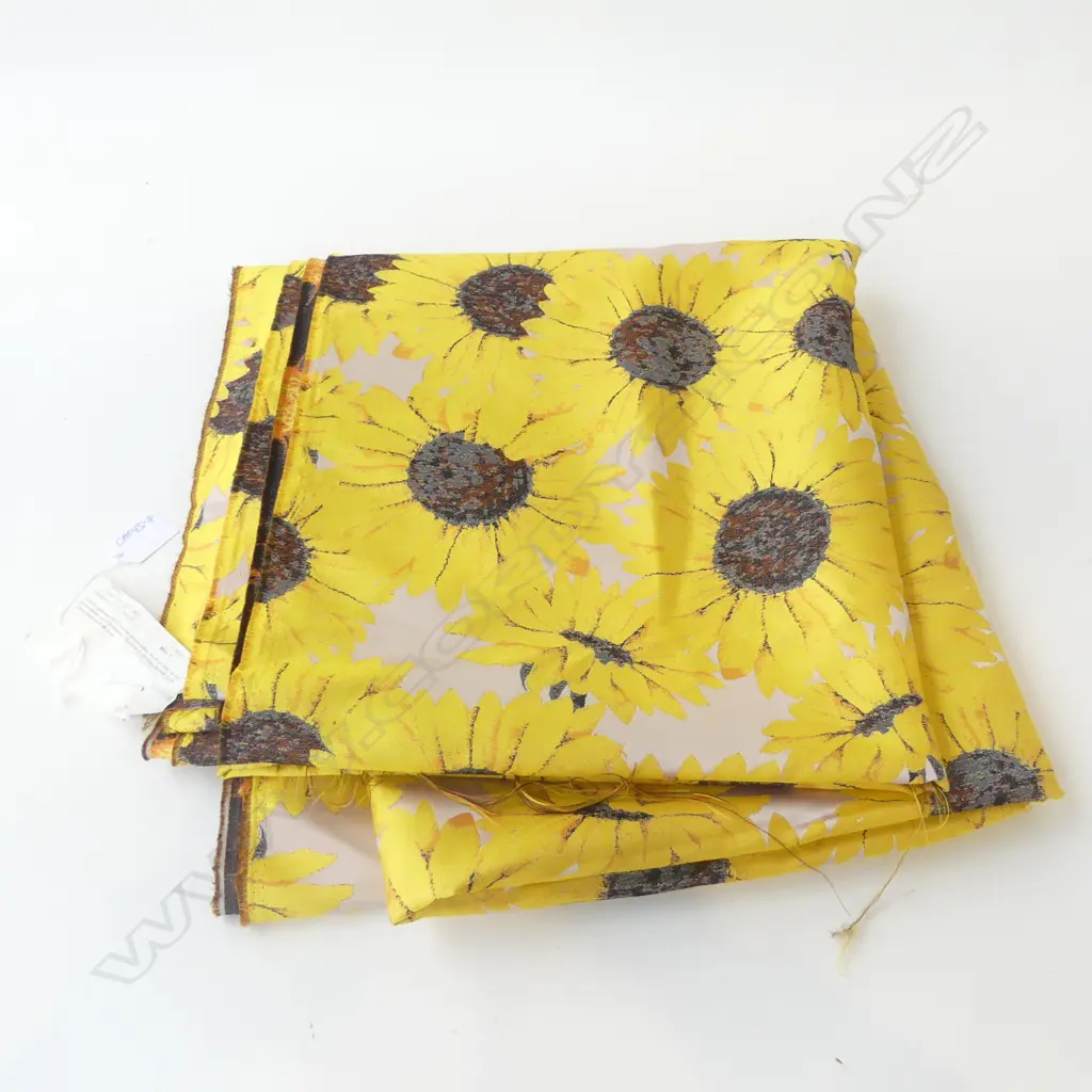 AS NEW 6m LENGTH OF SUN FLOWER PATTERNED SATIN BROCADE Image 1++