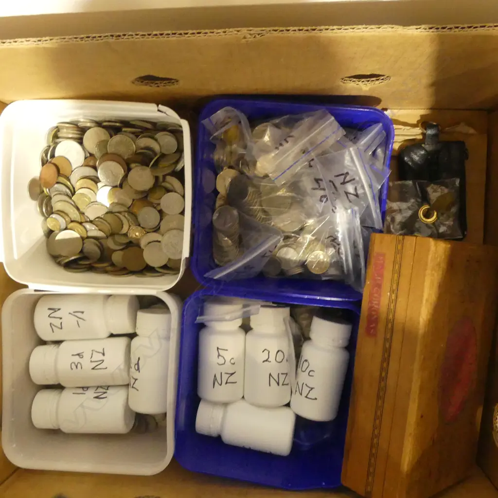 LARGE COIN COLLECTION NZ & WORLD COINS Image 1++
