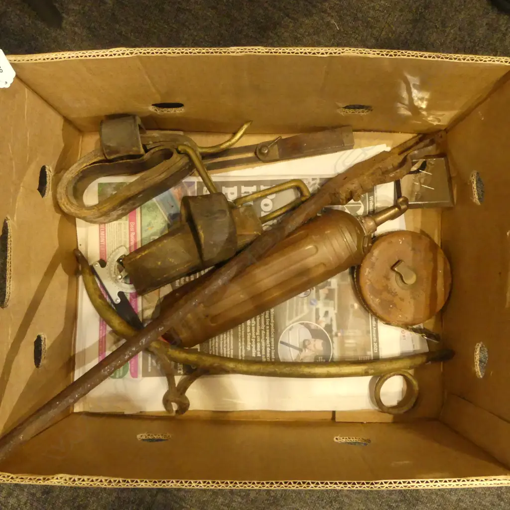 BOX OF VINTAGE BRASS IRON 7 OTHER ITEMS INCLUDING WINCHESTER GUN BARREL  COPPER FIRE EXTINGUISHER ETC Image 1++