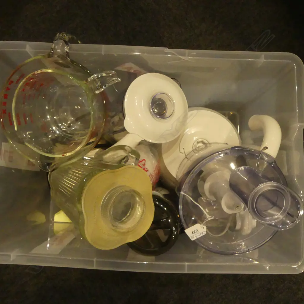 BOX OF KITCHENELIA: kitchen appliances + 2 juicers + food processer etc Image 1++