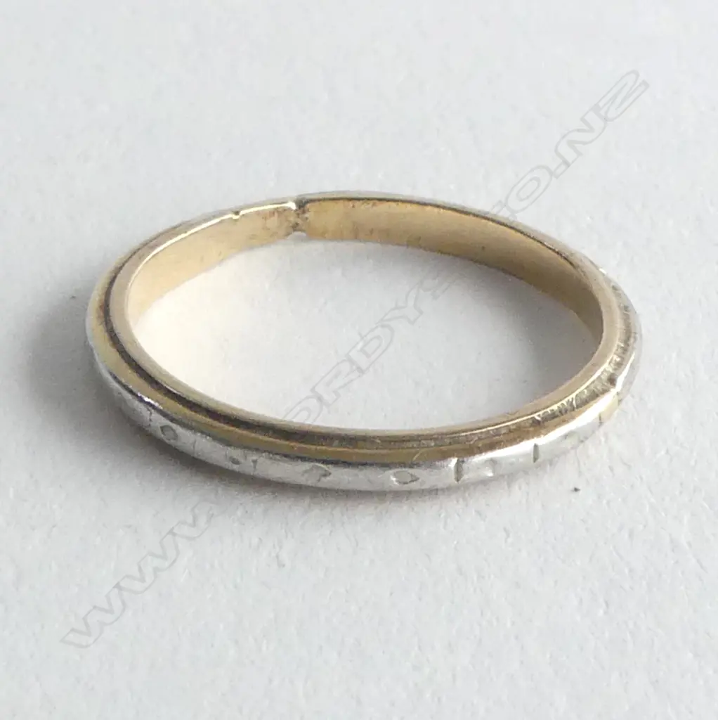 9ct GOLD BAND RING some dents 1.84gms SIZE M Image 1++