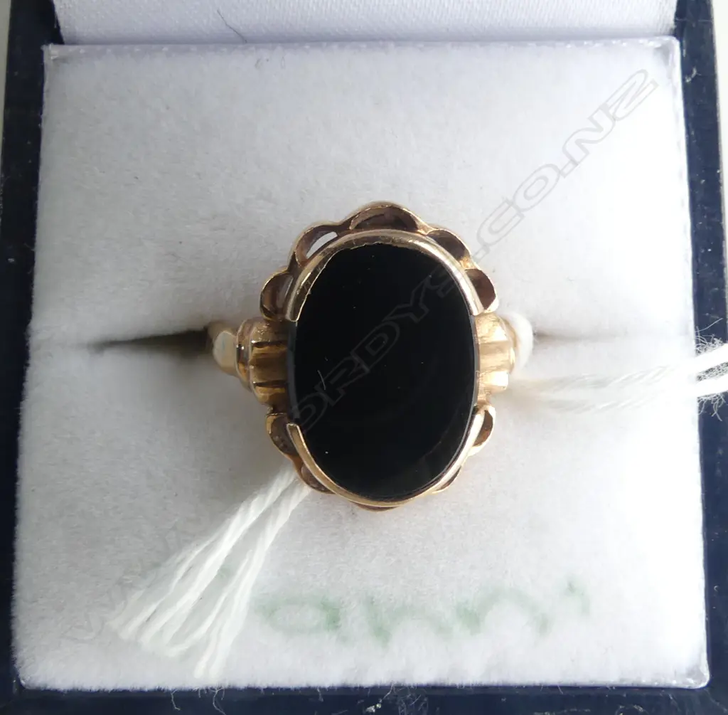 9ct & ONYX SIGNET TYPE RING 3gms SIZE M Image 1++