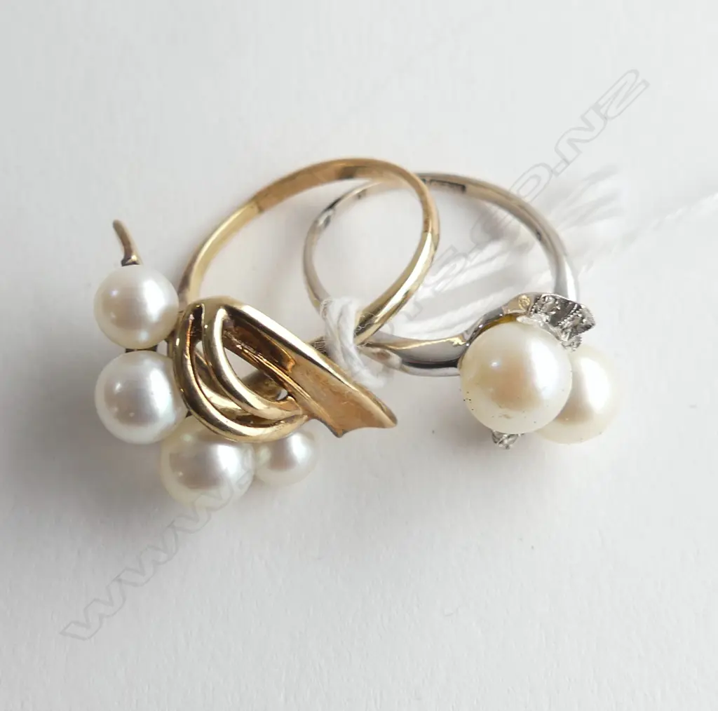 2 GOLD  CULTURED PEARL RINGS  14CT +  18CT 9.57gms  SIZE O Image 1++