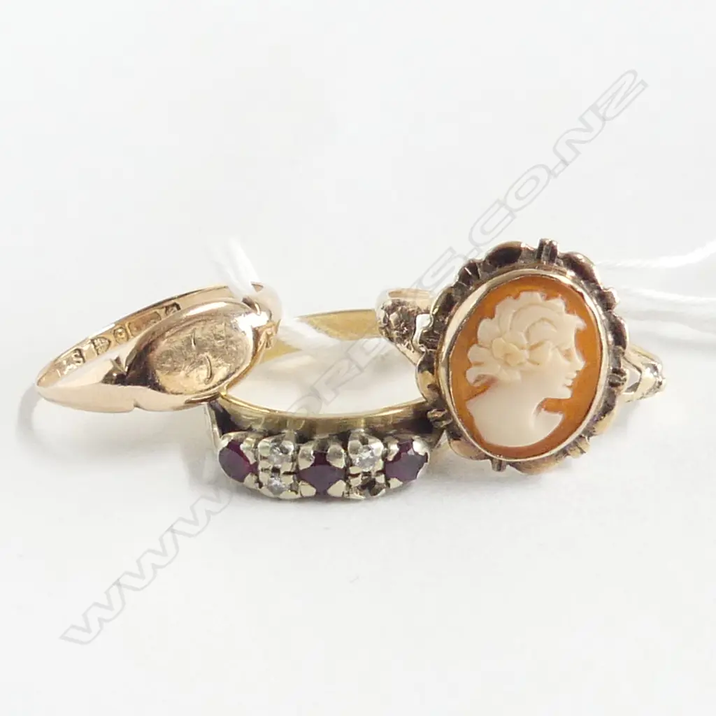 3 9ct GOLD RINGS some faults 7.1gms Image 1++