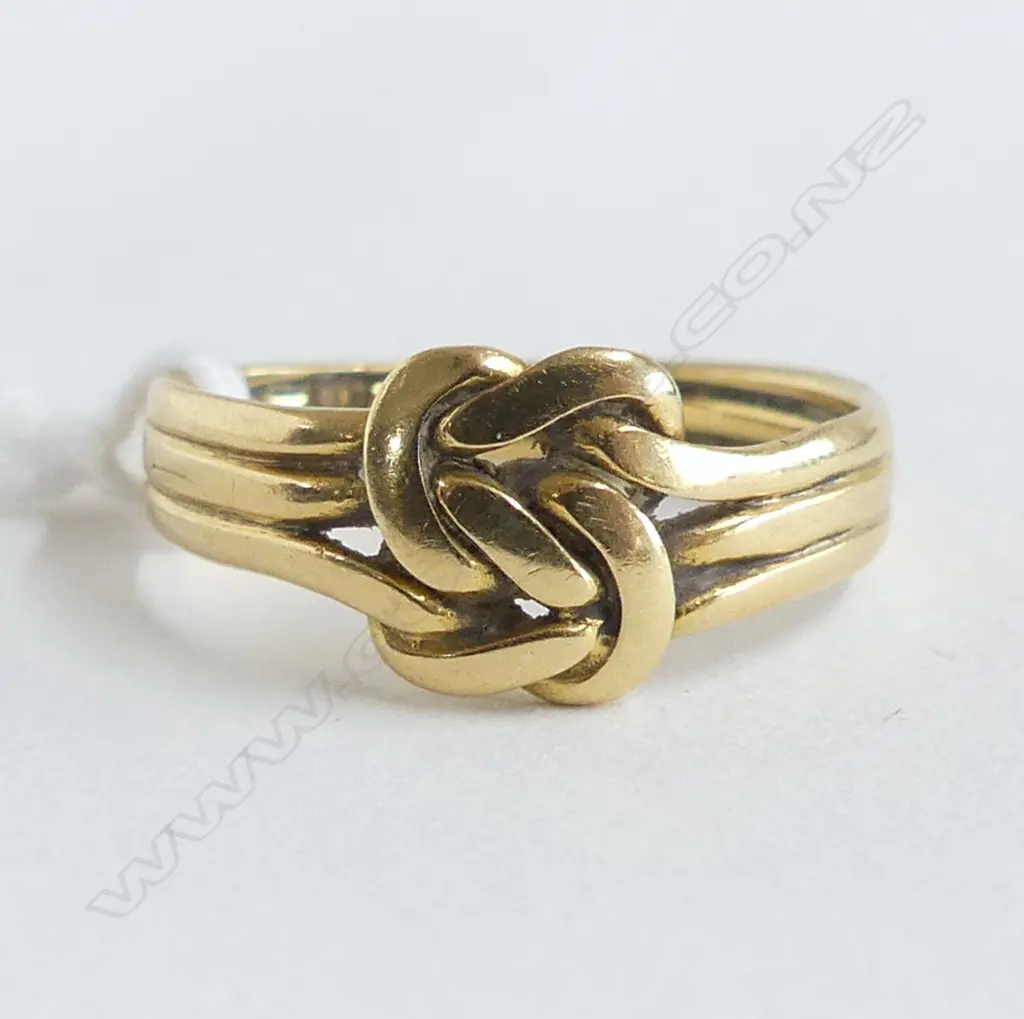 18ct GOLD VINTAGE LOVE KNOT RING 3.4gms SIZE N Image 1++