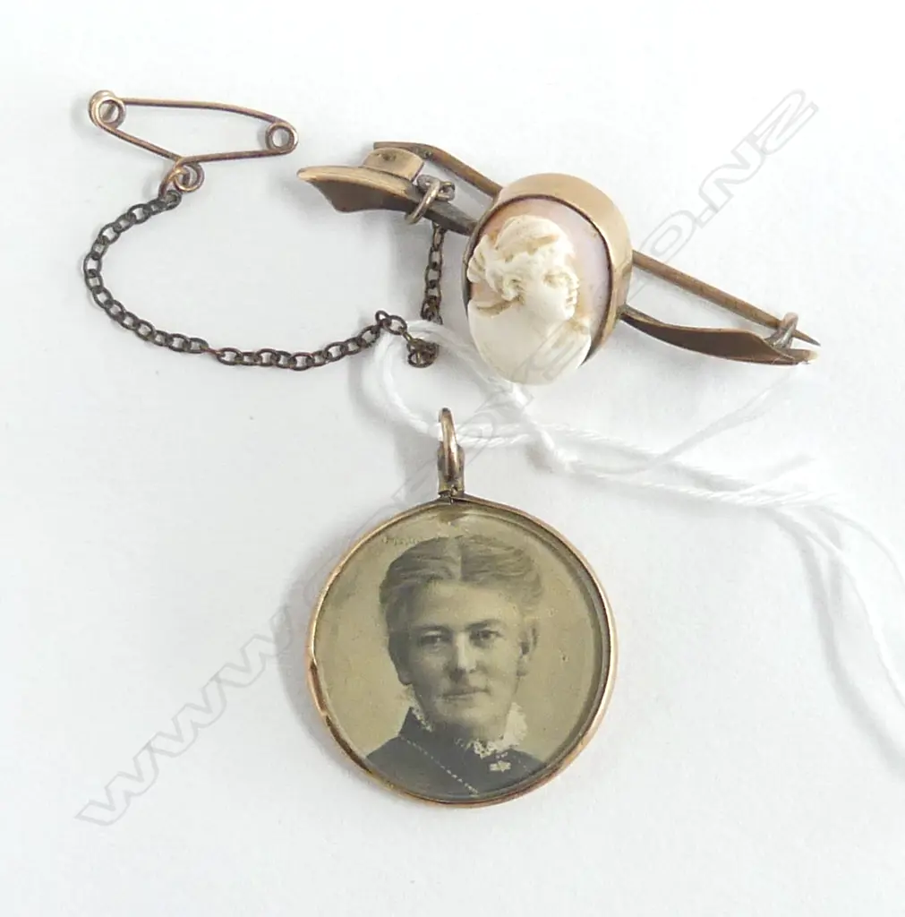 9CT CAMEO BROOCH + 9ct PHOTO PENDANT faulted 7.4gms Image 1++