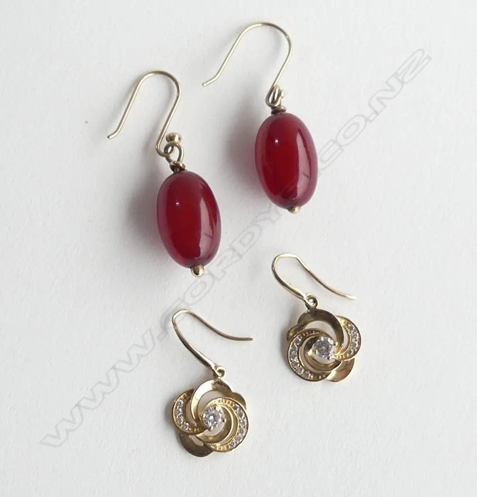 2 PRS 9ct GOLD EARRINGS 3.76gms Image 1++