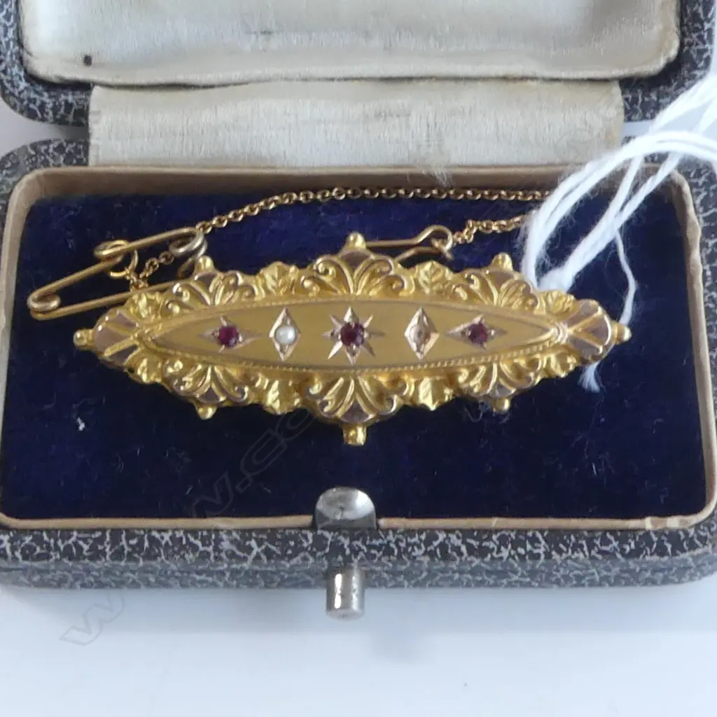 9ct RUBY & PEARL VICTORIAN BAR BROOCH 3.70gm, 1 pearl missing Image 1++