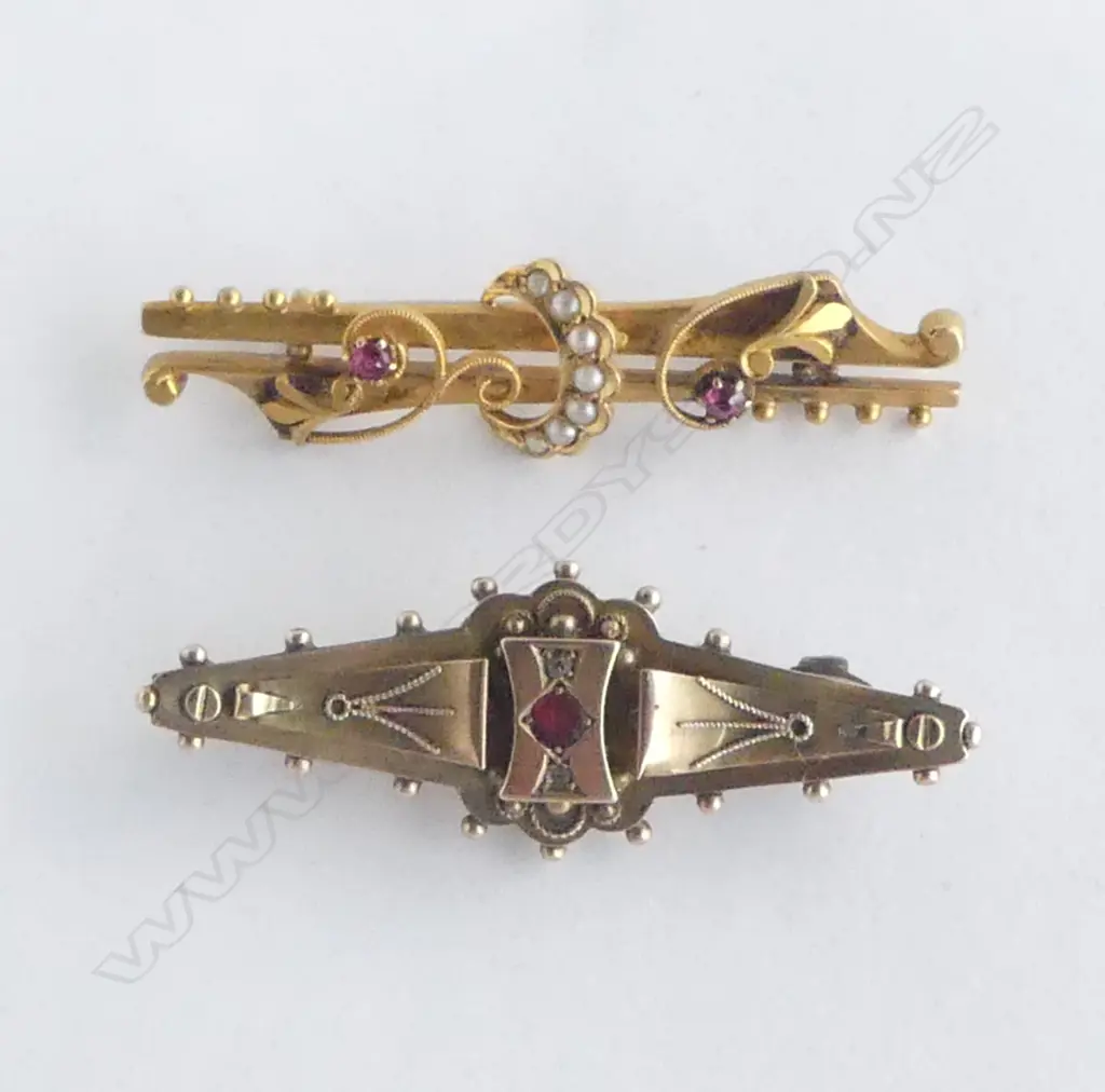 2 BAR BROOCHES; 15ct 2.7gms & 9ct 2.9gms Image 1++