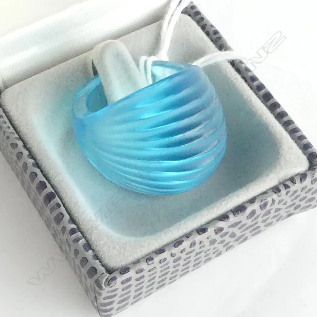 LALIQUE GLASS RING IN ORIGINAL BOX - MARKED LALIQUE Image 1++