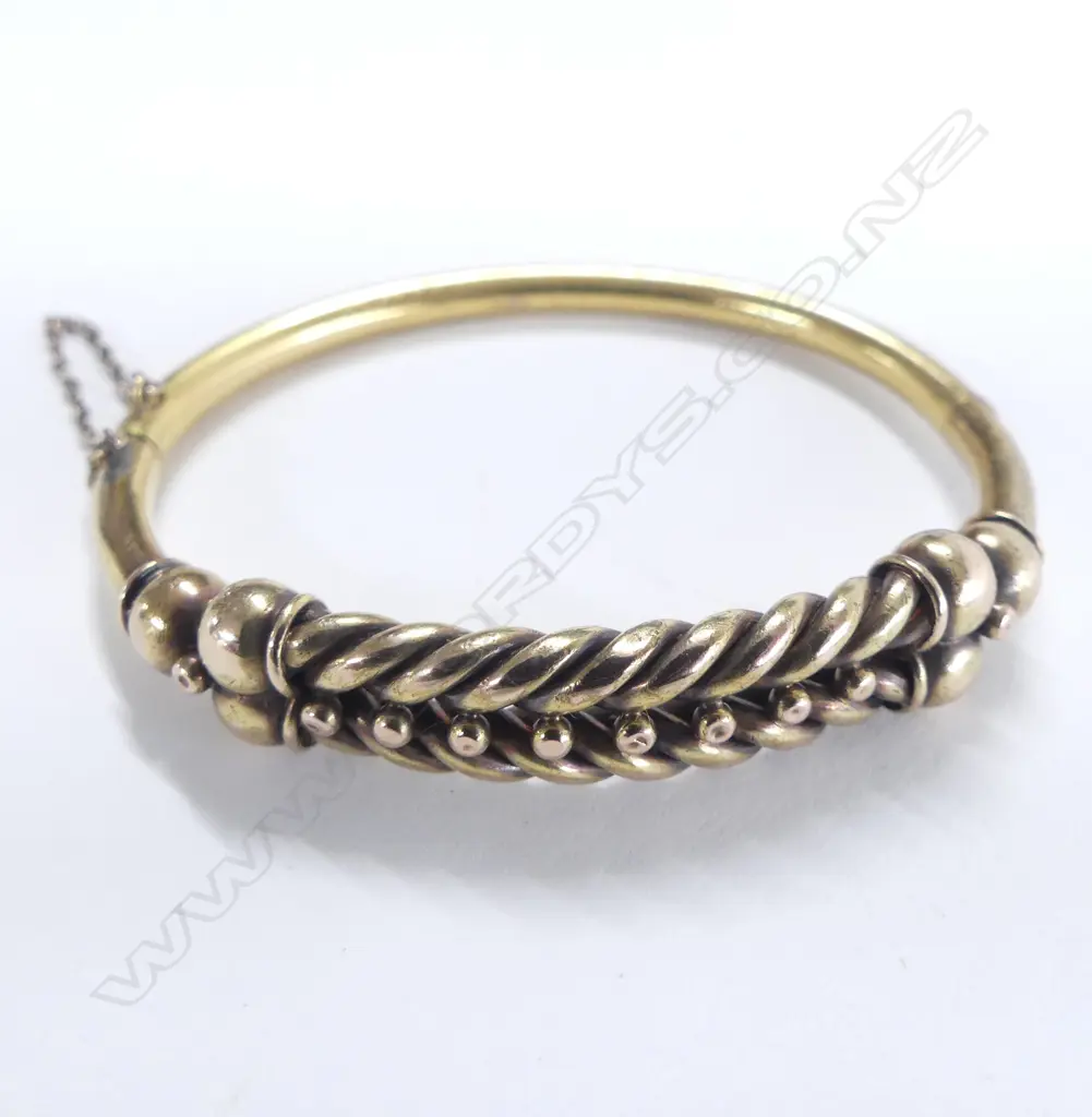 14ct GOLD TWIST HINGED BANGLE WITH SAFETY CHAIN 14gms Image 1++