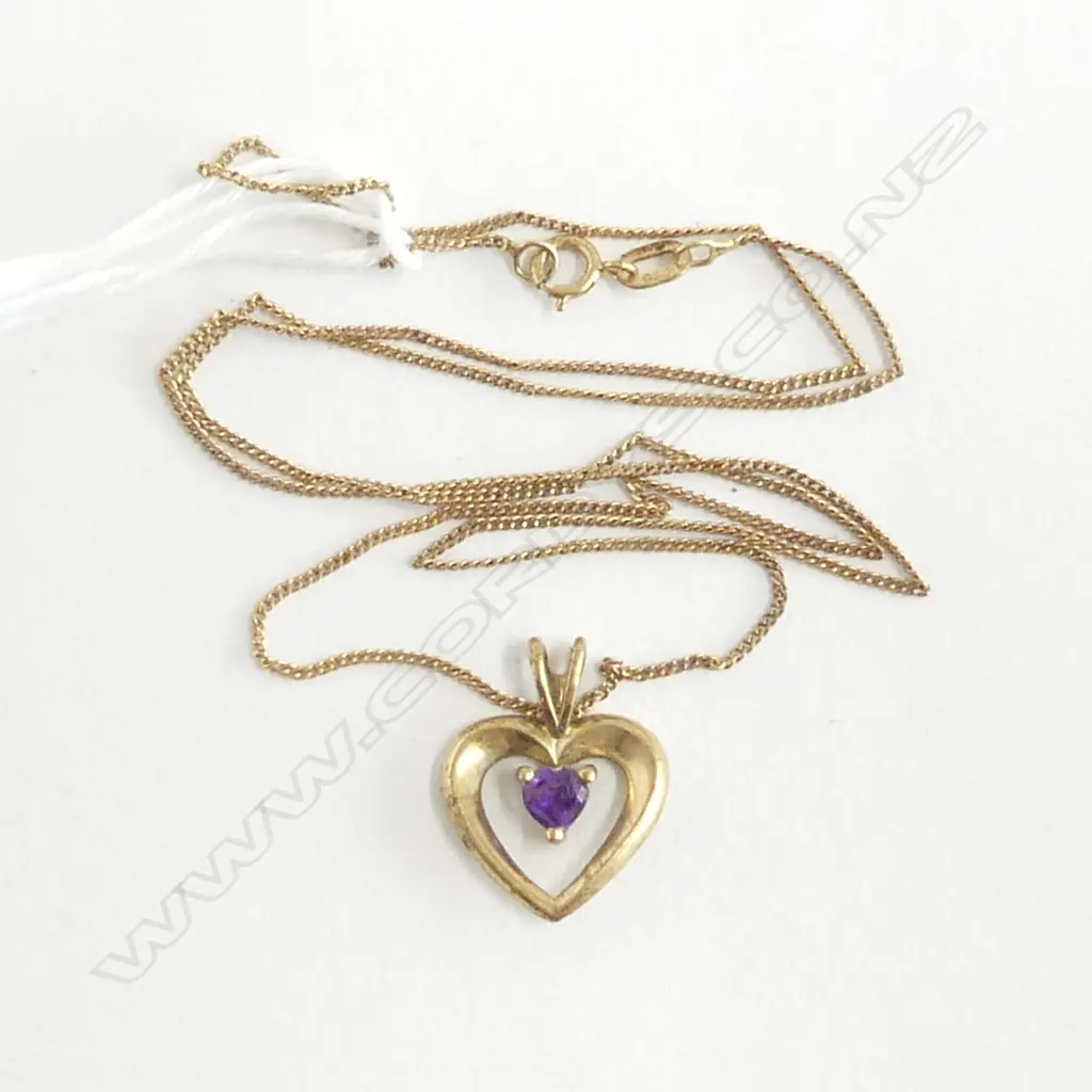 9ct GOLD & AMETHYST HEART PENDANT ON 9ct gold chain 2gms Image 1++