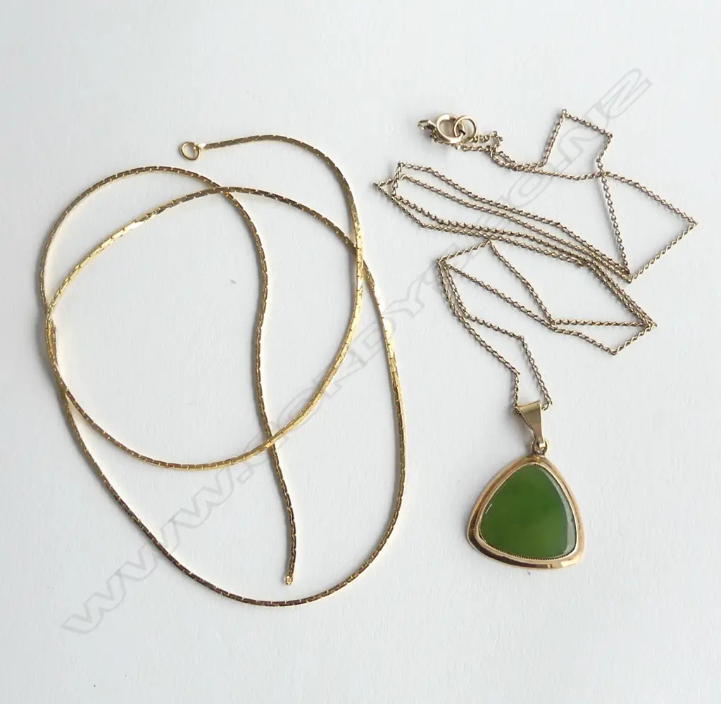 9ct GOLD FRAMED POUNAMU PENDANT + 2 GOLD ? CHAINS NO CLASP ON ONE Image 1++