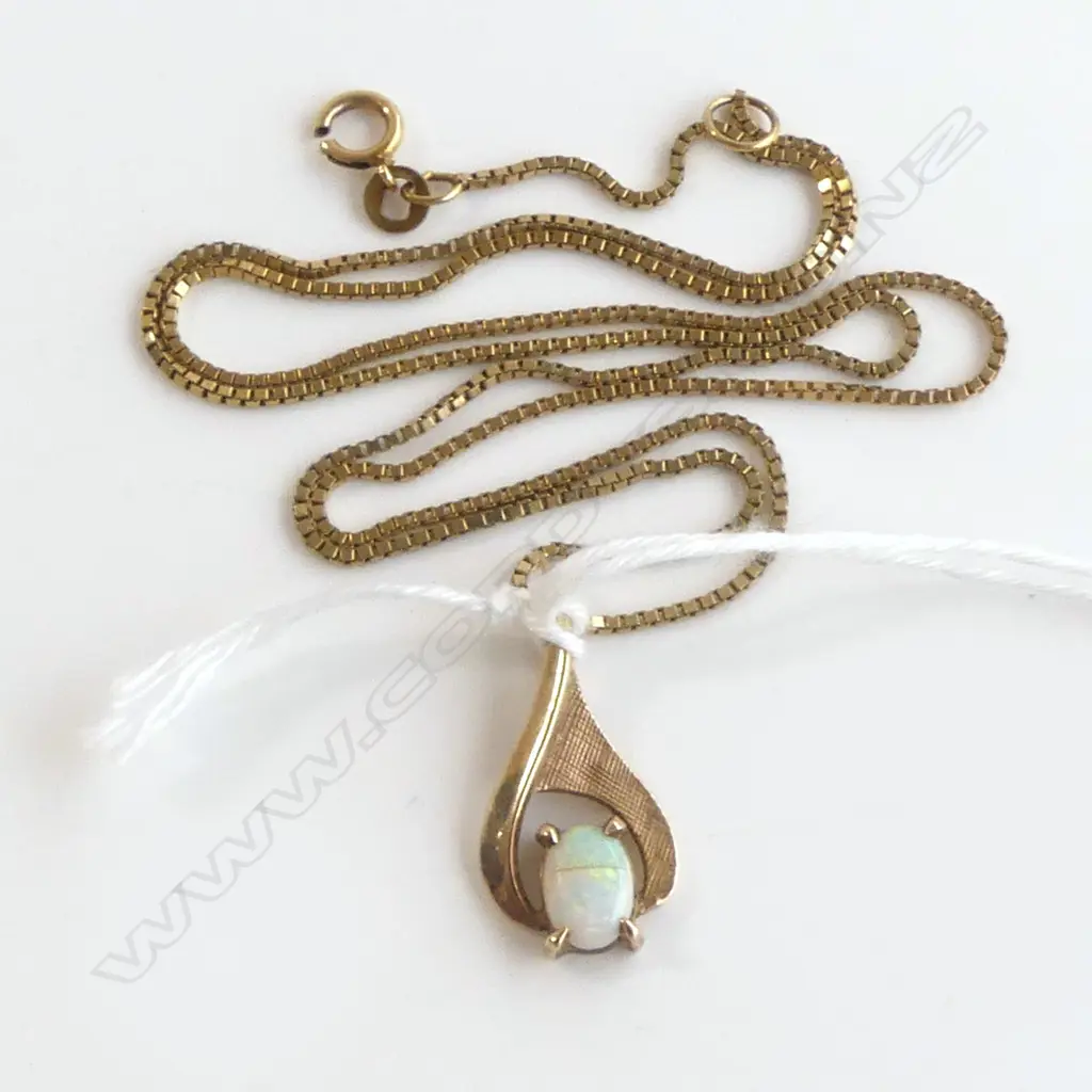 9ct GOLD SET OPAL ON 9ct CHAIN, 3.54gm (opal cracked, chain catch broken) Image 1++