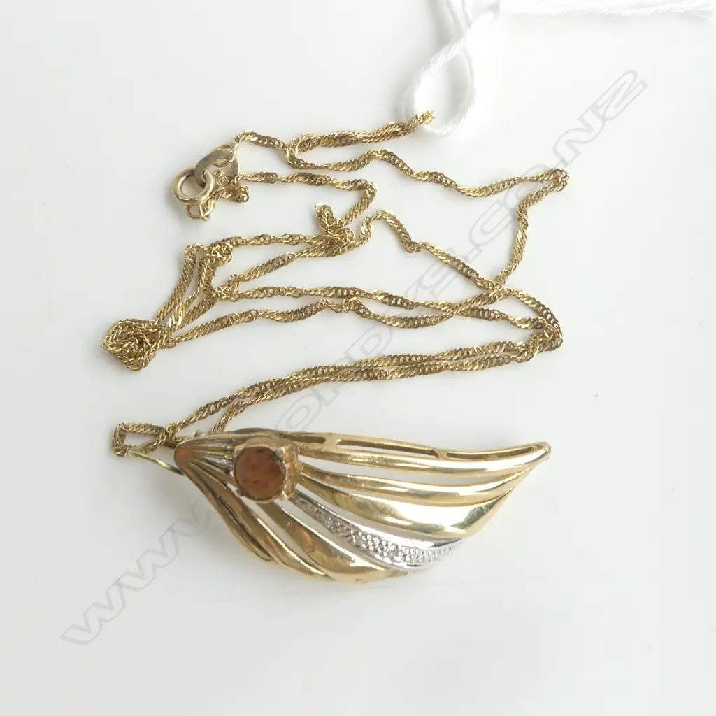9ct GOLD NECKLACE W WING TYPE PENDANT the fitting glued 4gms Image 1++
