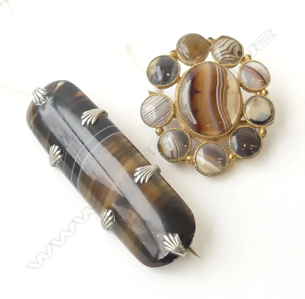 2 AGATE STONE BROOCHES - SINGLE STONE & A MULTI STONE BROOCH SET IN GOLD Image 1++
