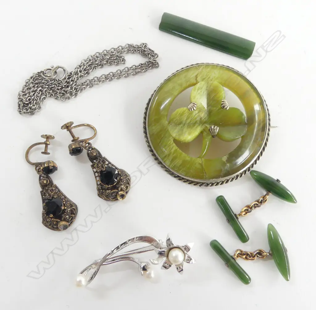ASST. COSTUME JEWELLERY INCL. GREENSTONE CUFFLINKS, BROOCH AF Image 1++