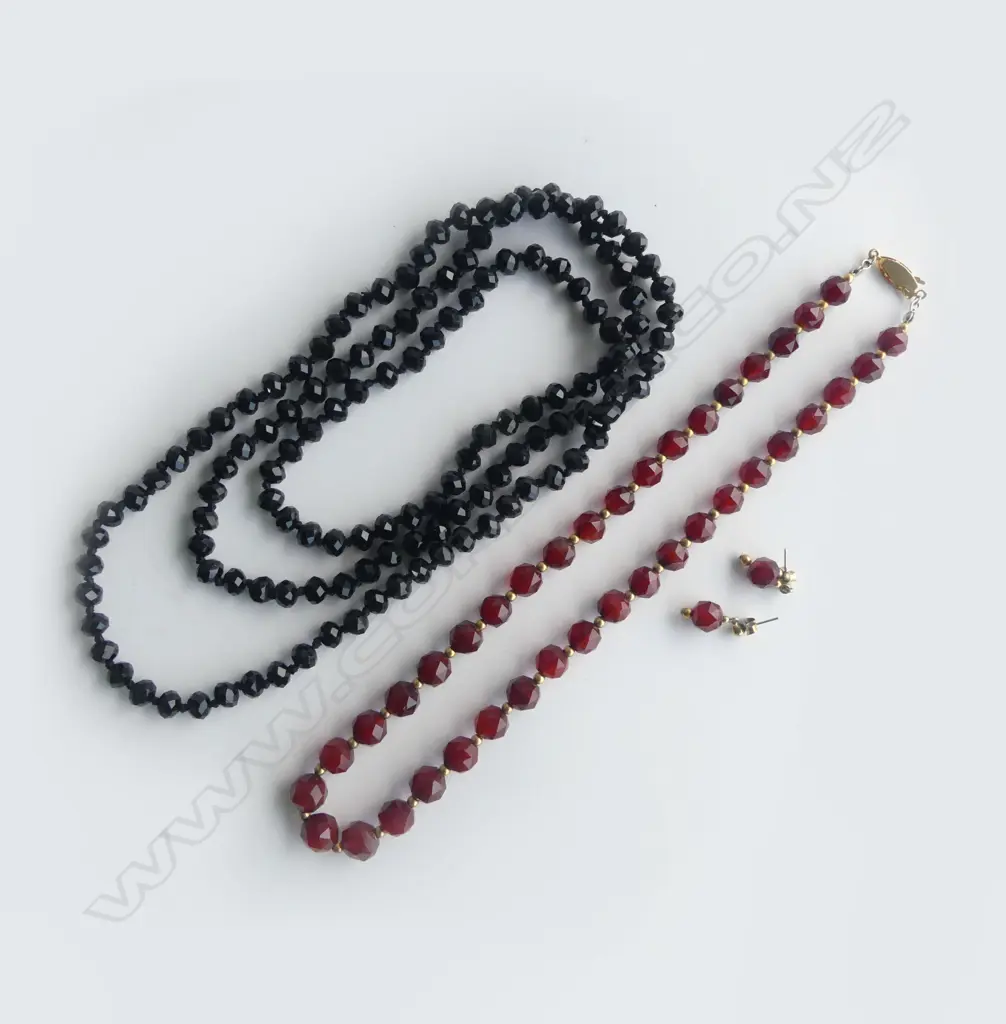 2 FACETED BEAD NECKLACES & 1 PAIR OF MATCHING EARRINGS Image 1++