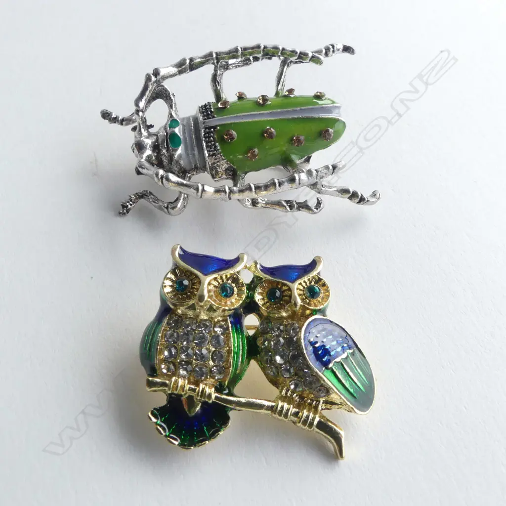 2 COSTUME ENAMEL & DIAMANTE BROOCHES - OWLS & INSECT Image 1++
