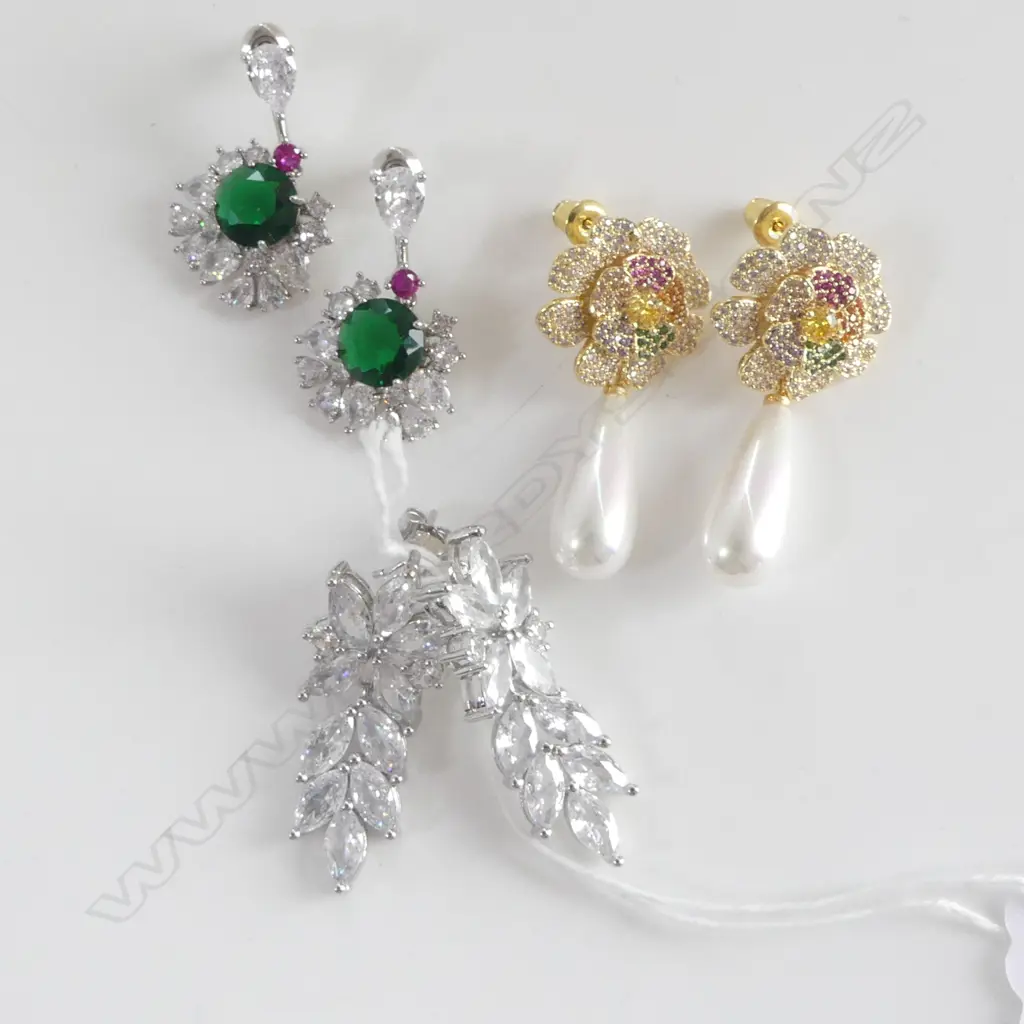 3 PRS COSTUME DIAMANTE EARRINGS Image 1++