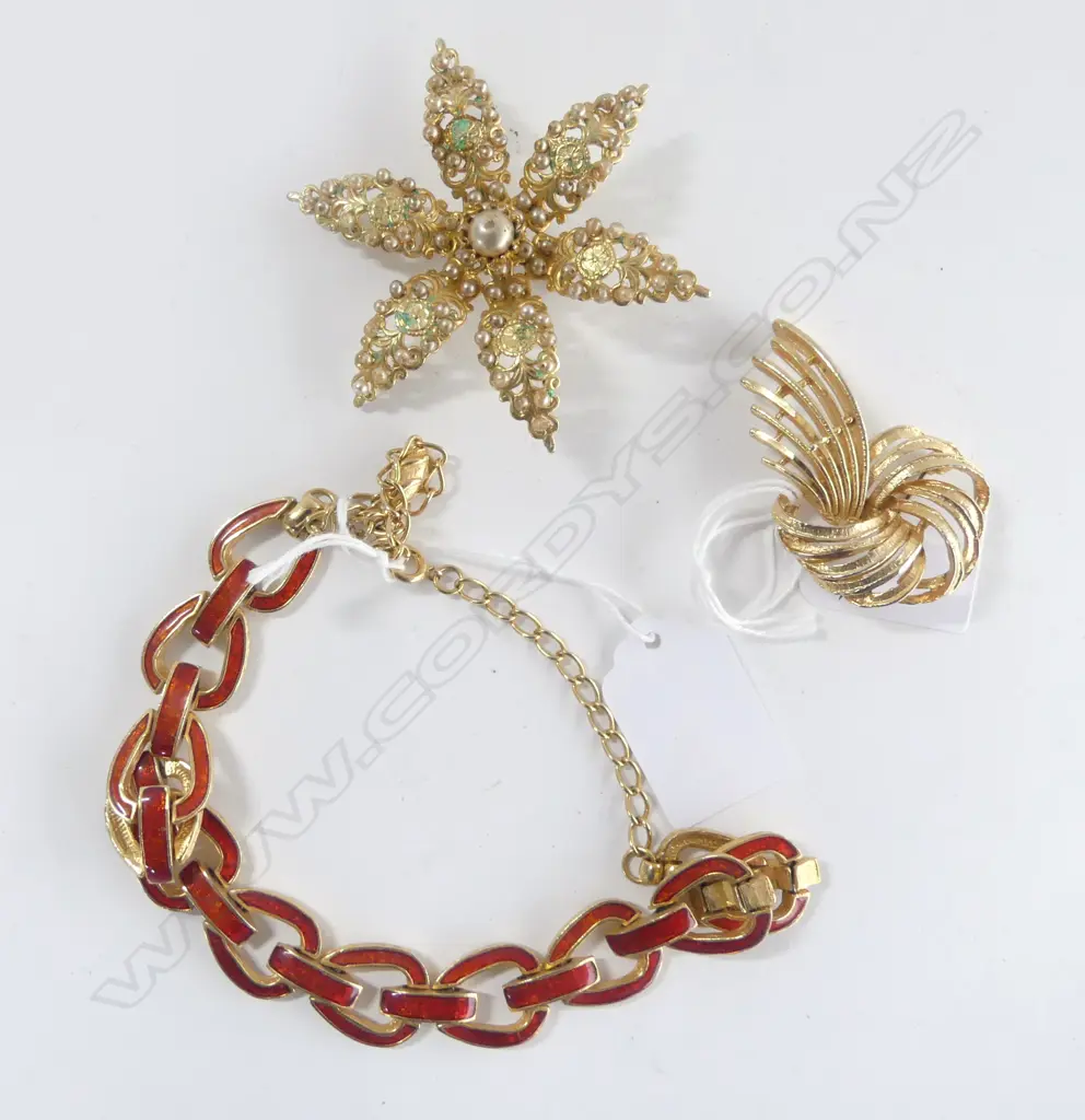 3 PC COSTUME JEWELLERY; 2 BROOCHES 1 ENAMELLED NECKLACE Image 1++