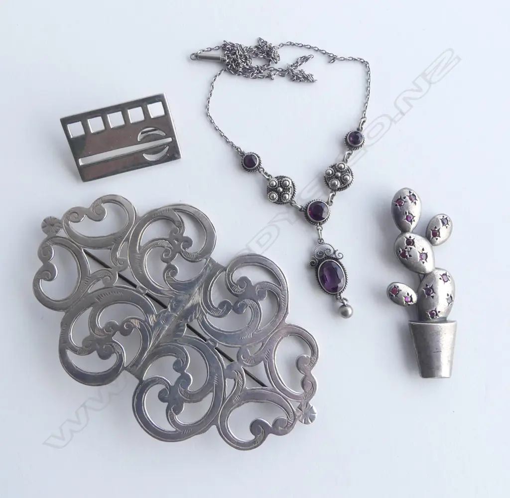 3 SILVER BROOCHES & 1 AMETHYST AND SILVER NECKLACE Image 1++