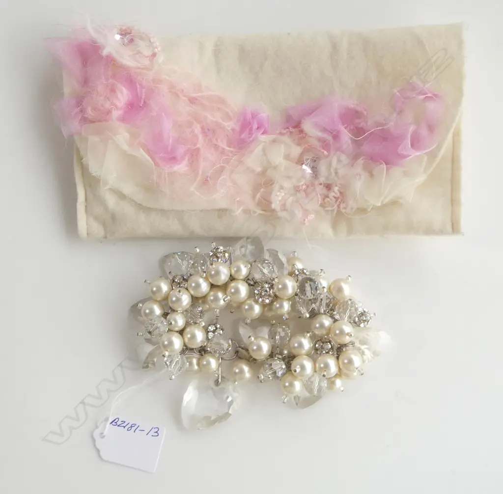 HEAVY CRYSTAL & PEARL COSTUME BRACELET Image 1++