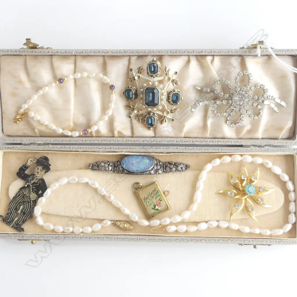 ASST. COSTUME JEWELLERY; 3 BROOCHES, PEARL NECKLACE & BRACELET, AUCKLAND EXHIBITON BOOKLET 1913-14 Image 1++