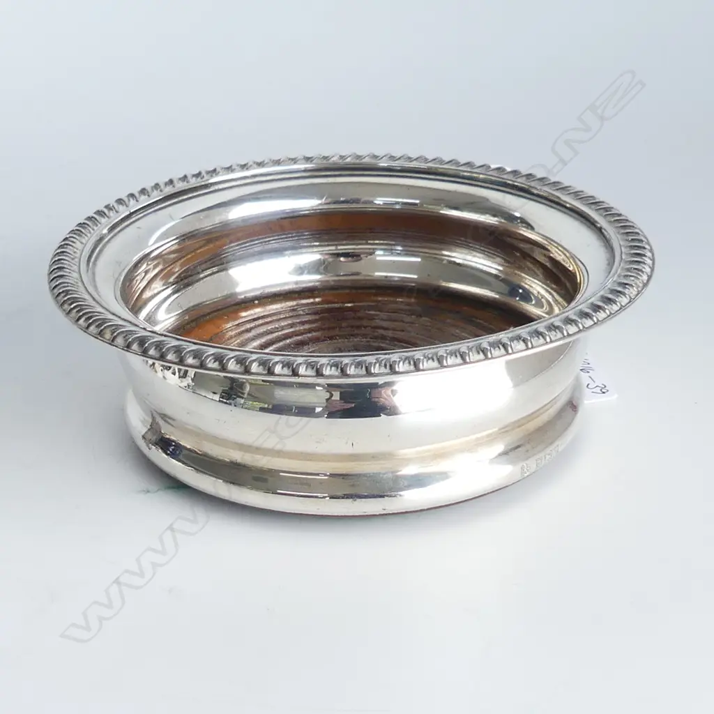 Silver wine coaster gadrooned rim wood centre. Birmingham 1972. Dia.145mm. Image 1++