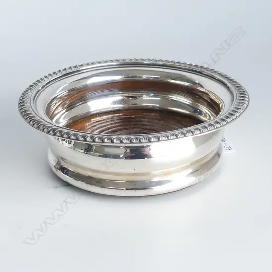 Silver wine coaster gadrooned rim wood centre. Birmingham 1972. Dia.145mm.