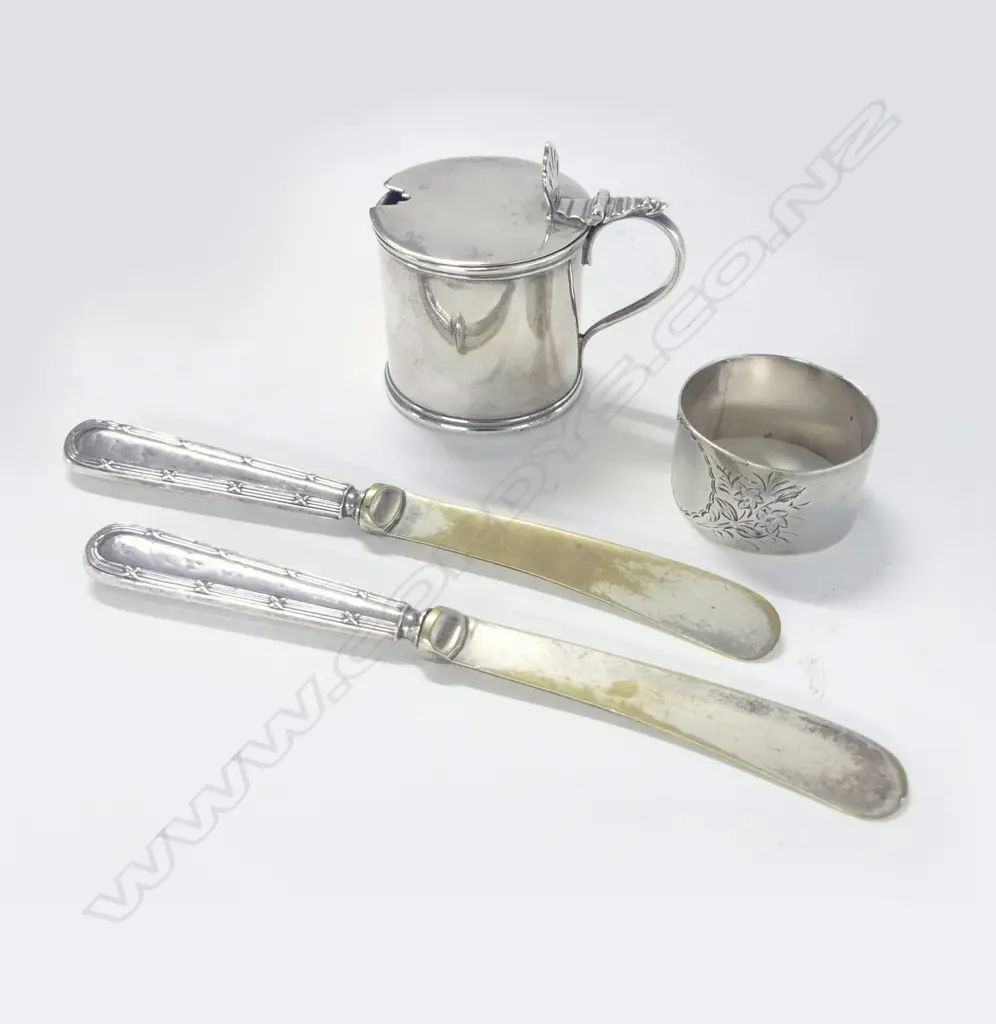 4 PCES STG SILVER; MUSTARD POT (NO LINER), NAPKIN RING 104gms + PR PATE KNIVES Image 1++