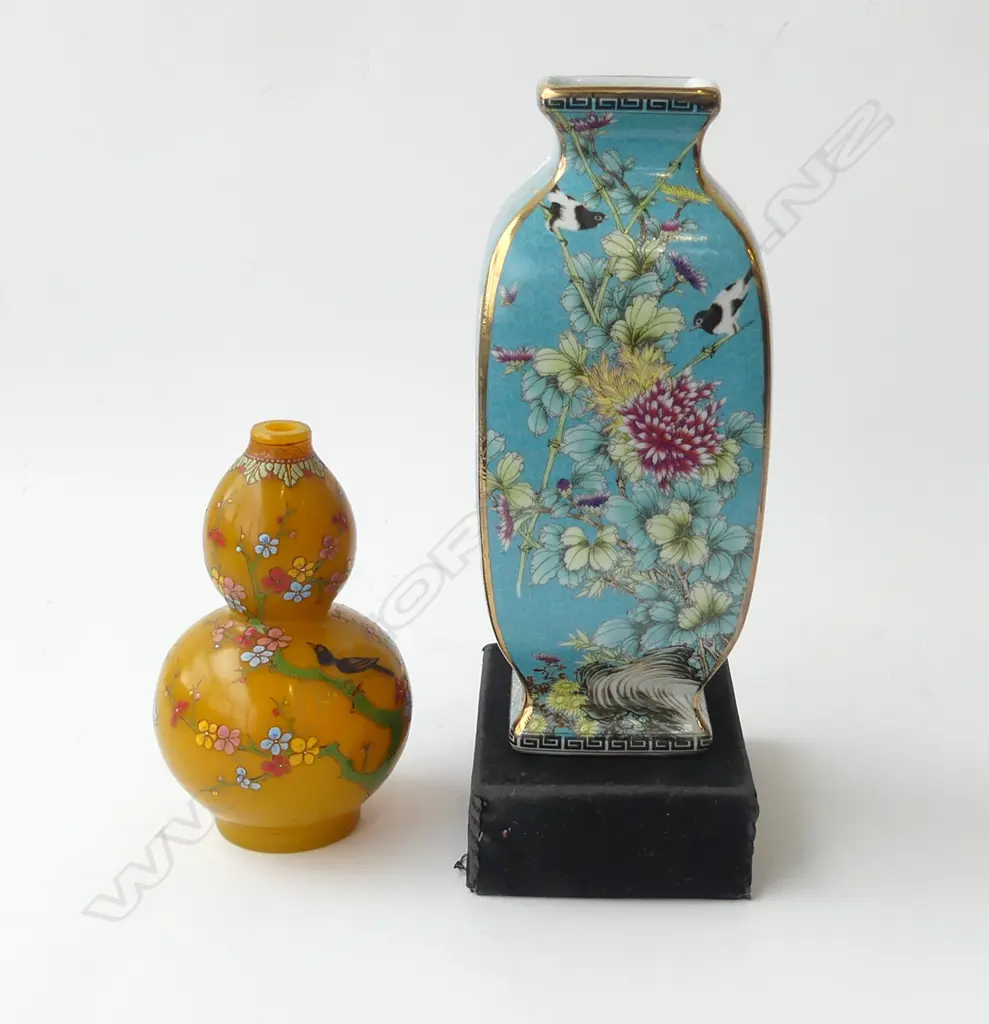 2 ORIENTAL VASES; AMBER GLASS DOUBLE GOURD, BLUE w. PRINTED DECORATION H.255mm Image 1++