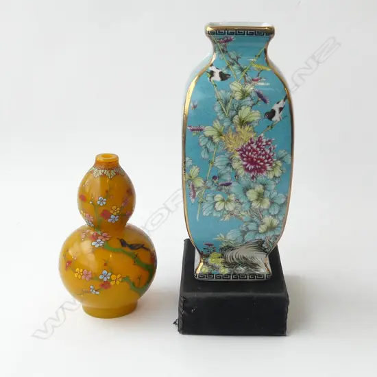 2 ORIENTAL VASES; AMBER GLASS DOUBLE GOURD, BLUE w. PRINTED DECORATION H.255mm