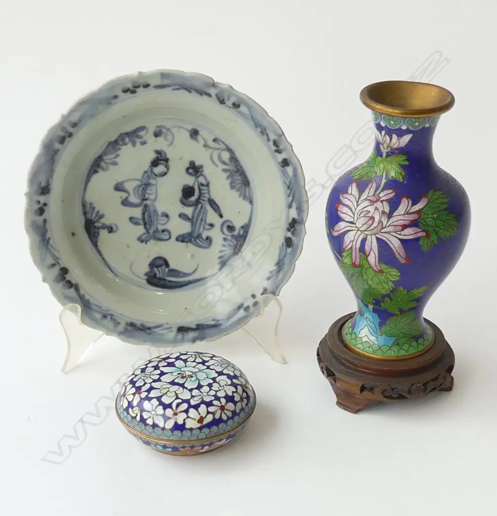 3 ORIENTAL PCES; CLOISONNE VASE & LIDDED CONTAINER + B/W PLATE 175mm dia Image 1++