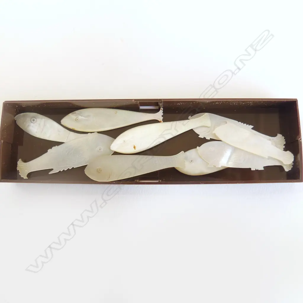 9 ANTIQUE MOTHER OF PEARL ENGRAVED FISH GAMING TOKENS, L.55MM Image 1++