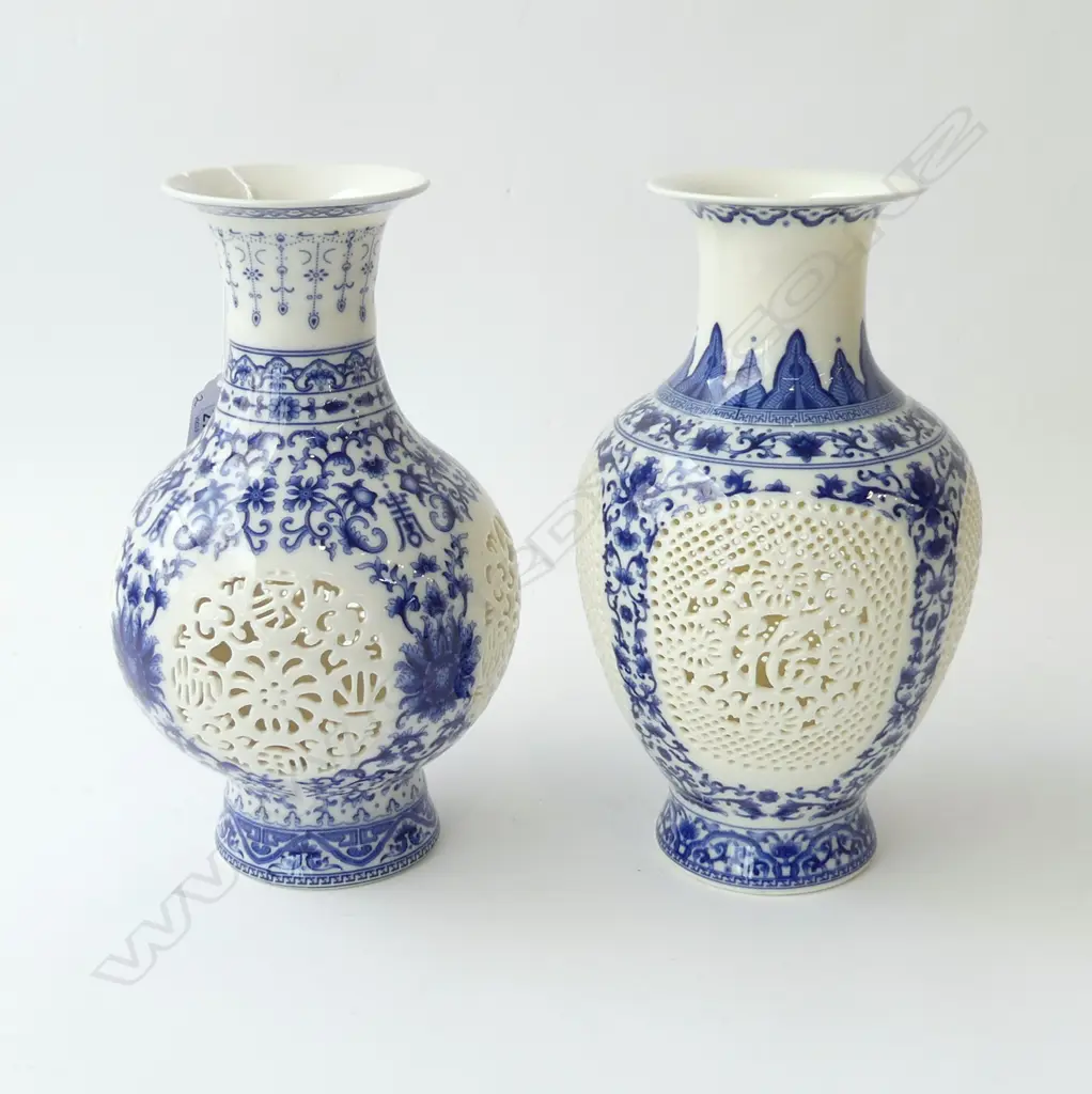 2 ORIENTAL B/W PIERCED VASES H.240mm Image 1++