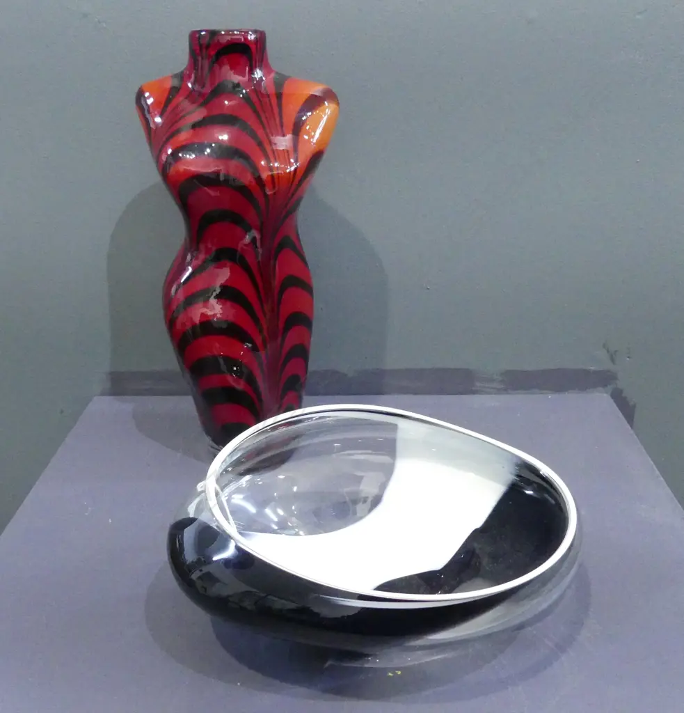 ART GLASS VASE SIGNED OLA & MARIA HOGLUND 1990 NZ + FEMALE TORSO H.345mm Image 1++