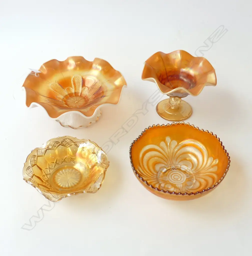 FOUR PIECES OF CARNIVAL GLASS – TWO BOWLS & TWO COMPORTS, D.150MM-230MM Image 1++