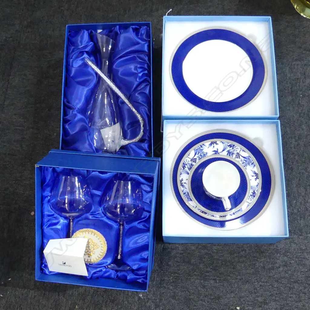 2 WEDGWOOD 4 PCE 'HIBISCUS' PLACE SETTINGS + SWAROVSKI JUG H.350 & PR WINE GLASSES, ALL BOXED Image 1++