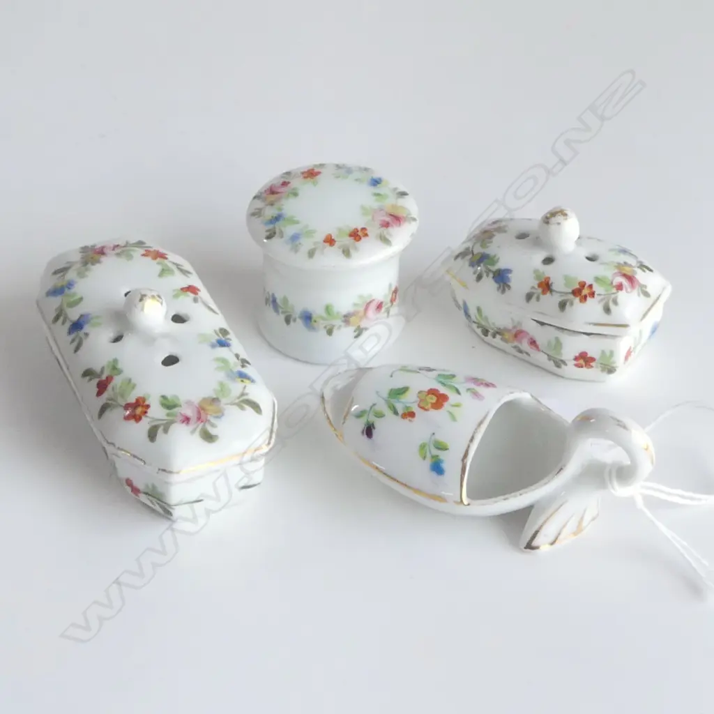 VICT PORCLAIN MEDICINE SPOON L70MM & 3 OTHER MATCHING PCS Image 1++
