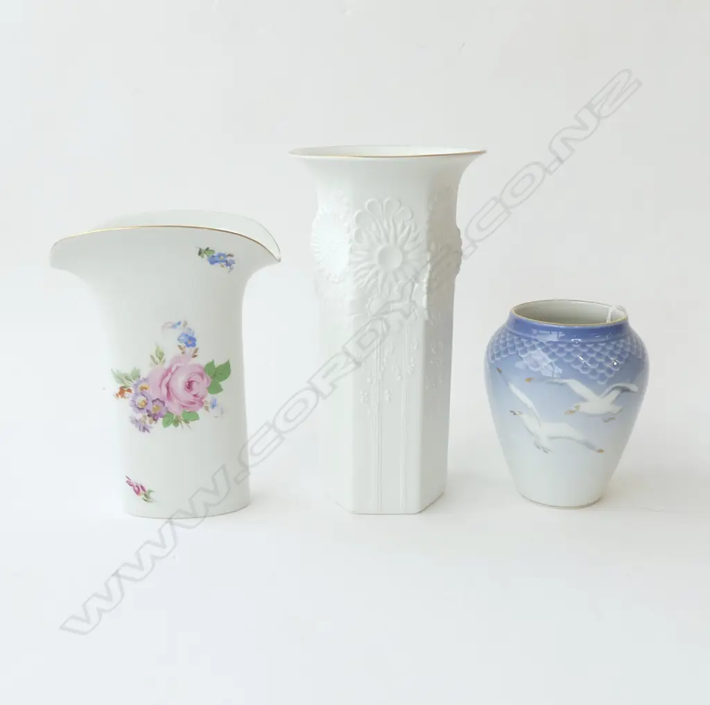 3 CONTINENTAL CHINA VASES TALLEST H230mm Image 1++